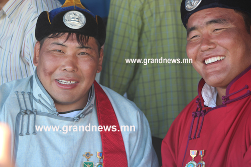 Үзүүр, түрүү бөхчүүдэд байр, машин