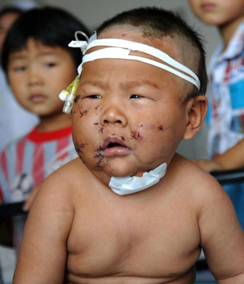 Бяцхан үрээ хайчаар сийчсэн эмэгтэй