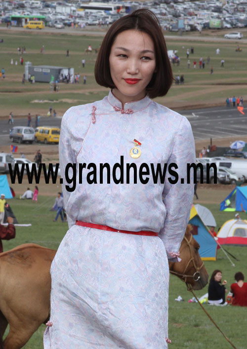 Эмээгийнхээ дээлээр гангарсан Нора 