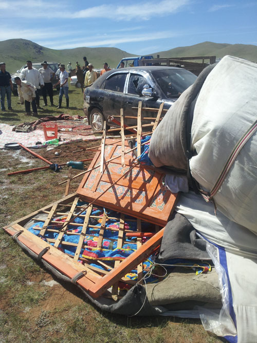 Эзэнгүй машин гэр дайрч дөрвөн хүүхэд бэртлээ 