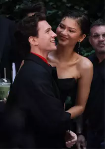 Zendaya шинэ киноныхоо нээлт дээр Christian cowan брэндээр гоёжээ